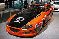 変わりモノの参考出品車「RX-8ドラッグレーサー・イバーラ」。北米で人気の「NHRA SUMMIT SPORT COMPACT DRAG RACING」に参戦する「RX-8」ベースのドラッグレーサーだ。3ローターのエンジンは1500ps（！）、世界最速のロータリーエンジンカーという。