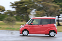 標準車の上級グレードにあたる「X」。
    