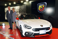 「アバルト124スパイダー」とFCAジャパンのマーケティング本部長ティツィアナ・アランプレセ氏（写真向かって右）、FCAアバルト・デザインヘッドのルーベン・ワインバーグ氏。