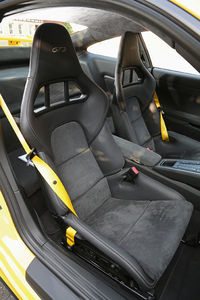 乗車定員は2人。大ぶりのサイドサポートを備える「ポルシェスポーツシートプラス」が装着される。