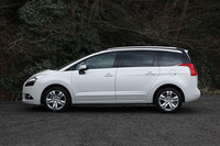 ライバルの「フォルクスワーゲン・ゴルフトゥーラン」と比べると、全長は125mm、全幅は45mm大きく、全高は25mm低い。