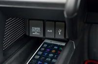 シフトレバーの前方には、小物が置けるトレイとアクセサリーソケット（DC12V）、AUXジャック、USBジャックが備わる。オプションのセンターディスプレイ装着車は、AUXジャックに代えてHDMIジャックが付属する。
    