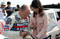 ファンのリクエストに応えてサインをするミキ・ビアシオン。素顔はとても気さくで温厚な感じだった。