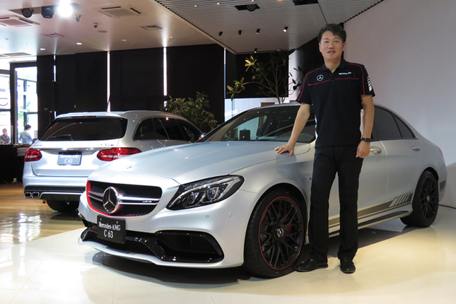 「メルセデスAMG C63」の日本導入記念限定車「C63 S Edition 1」と、メルセデス・ベンツ日本の上野金太郎社長。