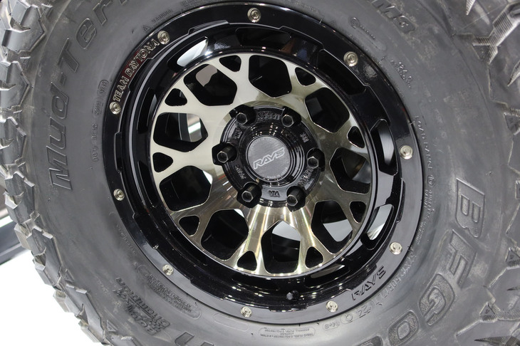 展示車「ランドクルーザープラド」の右側には「Team Daytona M9」が。タフにして上質な、凝ったデザインのホイールである。