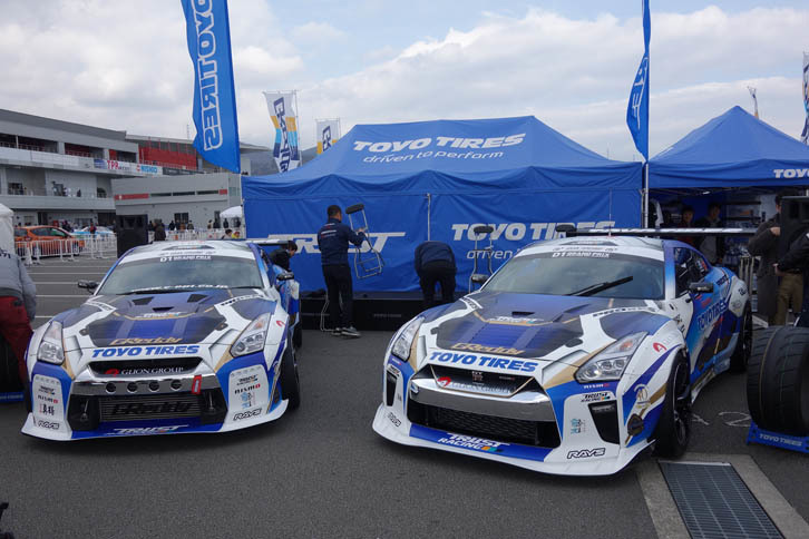 トーヨータイヤのブースにはD1グランプリに参戦するTeam TOYO TIRES GLION TRUST RACINGの「Greddy 35RX Spec-D」が展示された。駆動方式はFRで、最高出力は写真左の1号機が1058ps、右の2号機が900ps。