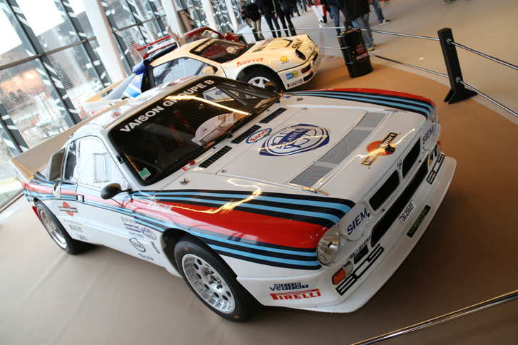 ミドシップ後輪駆動車の「ランチア・ラリー037」。1982年のツール・ド・コルスでデビュー。翌1983年にランチアをコンストラクターズチャンピオンに導いた。