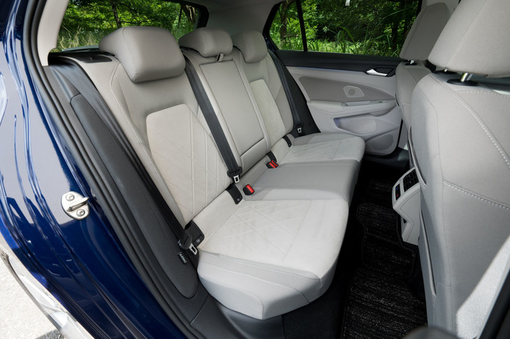 後席は頭上まわりにゆとりがあり、ウィンドウも大きく開放感がある。クーペ風のスタイルをとる一部のライバルに対する、新型「ゴルフ」の明確なアドバンテージだ。