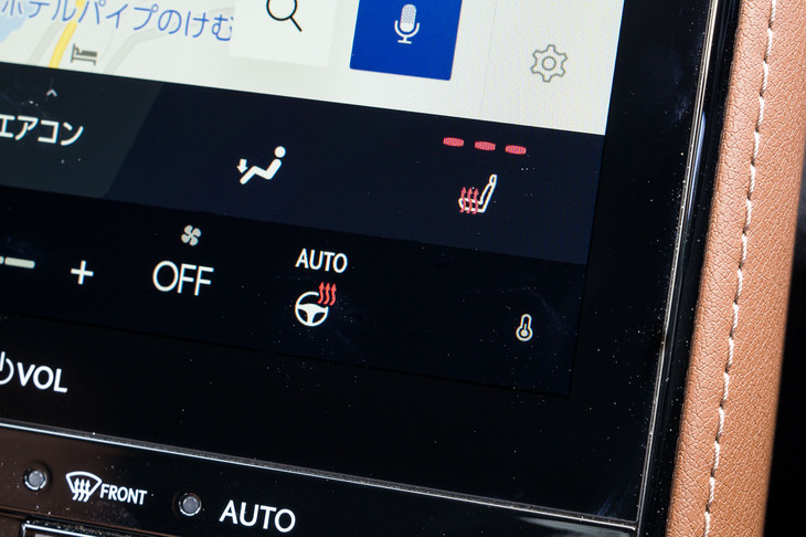 フロントの2座にはシートヒーターを完備。ステアリングヒーターと合わせてオートに設定しておけばエアコンと連動して自動で作動する。