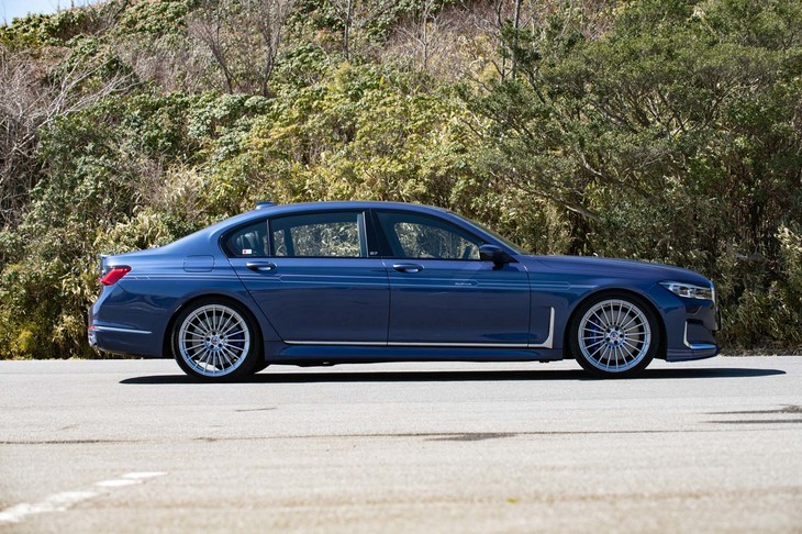 車両重量は2240kg。前後重量配分は1170kg：1070kg＝52：48。