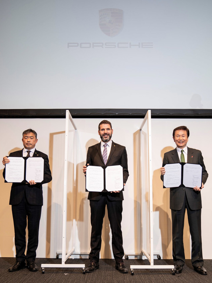 千葉県木更津市に現在建設中の「ポルシェ エクスペリエンスセンター東京」の発表記者会見に登壇した千葉県知事の森田健作氏（右）、ポルシェジャパン社長のミヒャエル・キルシュ氏（中央）、木更津市長の渡辺芳邦氏（左）。施設の概要説明後にポルシェと千葉県および木更津市は、地域連携に向けた覚書の締結を行った。