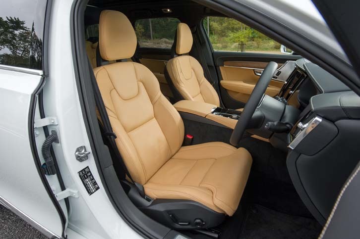 シート表皮はファインナッパレザーで、パーフォレーテッド（穴あけ）加工が施される。フロントにはシートヒーターに加えてベンチレーション機能も備わる。