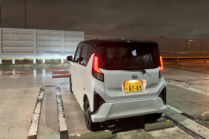 リアコンビランプは、初代から受け継がれるタテ型のデザインを採用。バックドアは6代目と同じく上ヒンジ式で、5代目までの横開き（右ヒンジ式）を少し懐かしく思う。