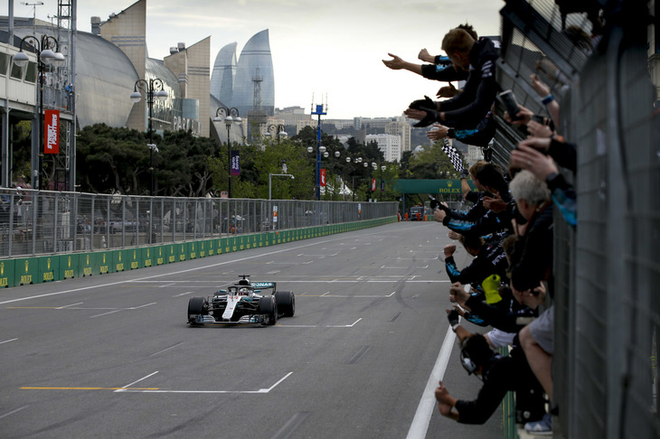 V6ハイブリッド時代の4年間で初の3連敗を喫していたメルセデス勢。セバスチャン・ベッテルのポールタイムに0.179秒届かず予選2番手に終わったルイス・ハミルトン（写真）は「フェラーリを倒すには速さが十分ではなかった」とするも、「レースはおもしろくなるはず」と決勝での挽回を誓った。日曜日の午後になっても、ベッテルに次ぐ2位のポジションからなかなか出られないでいたが、レッドブルの同士打ちで入ったセーフティーカーの後、ベッテルとバルテリ・ボッタスの脱落に助けられ待望の今季初勝利、通算63勝目が転がり込んできた。（Photo=Mercedes）