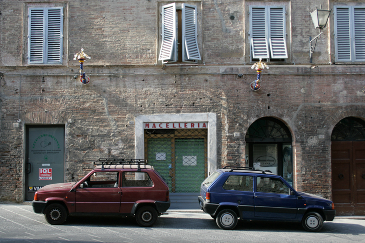 初代「フィアット・パンダ」（写真）は、長年にわたりイタリア人の“げた代わり”として絶大な人気を誇る。2007年撮影。