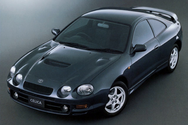 1993年に登場した6代目「セリカ」。5代目もフロントオーバーハングの長いクルマだったが、6代目では迫力満点の丸目4灯マスクとなり、ボンネットもボリュームアップしたことから、以前にも増して“頭でっかち”に感じられるようになってしまった。