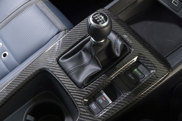 「ゼロエディション」は6段MTモデルのみの設定。シフトレバーの周囲には大きなカーボンパネルが寸分のずれもなく貼られている。