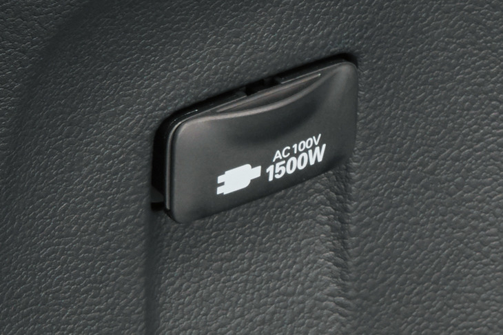 全車標準装備となったAC100V・1500Wのアクセサリーコンセント。