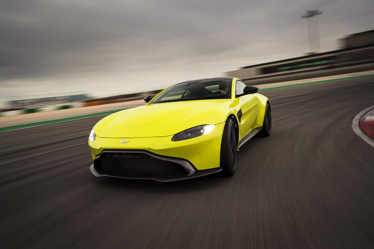 AMG製のV8ツインターボエンジンを搭載する新型「アストンマーティン・ヴァンテージ」。「DB11」とも「メルセデスAMG GT」とも異なるドライビングフィールを実現しているという。