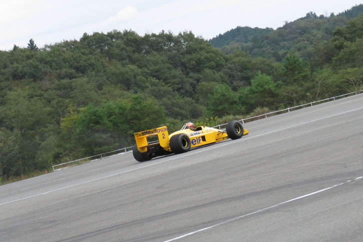 ターボサウンドをとどろかせる「ロータス ホンダ100T」。