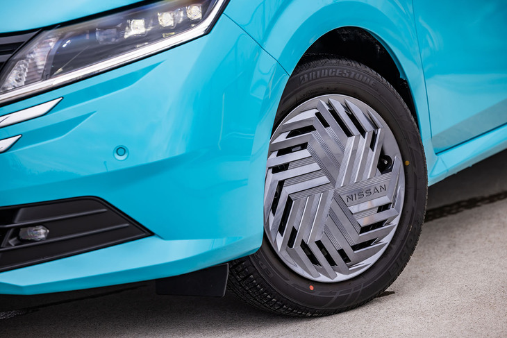 「日本の伝統的な幾何学模様をあしらうことで、立体感と和モダンなイメージを演出した」と紹介される新デザインのホイールカバー。試乗車は、185/60R16サイズの「ブリヂストン・エコピアEP25」タイヤを組み合わせていた。