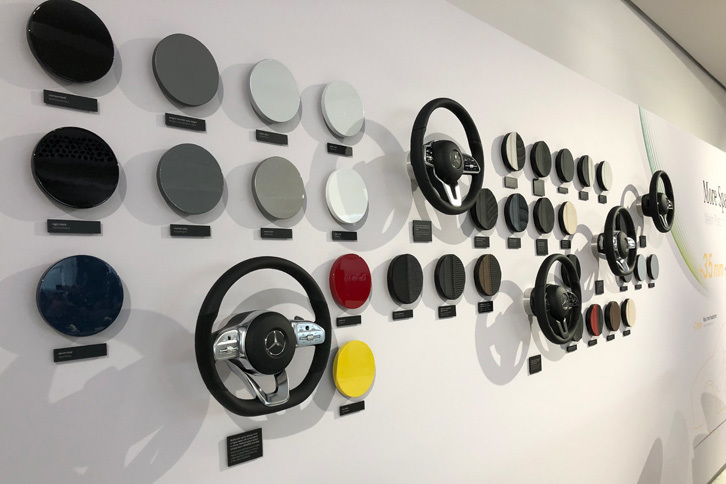 外板色や内装トリム類のバリエーションも充実。その組み合わせは数百種類にもおよぶ。開発担当のおすすめは、デニムブルーという紺色の外板に、ブルー系の内装の組み合わせとか。