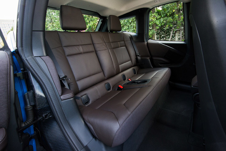 リアシートは5：5の分割可倒式。乗降性に配慮して、観音開き式のドアが採用されている。