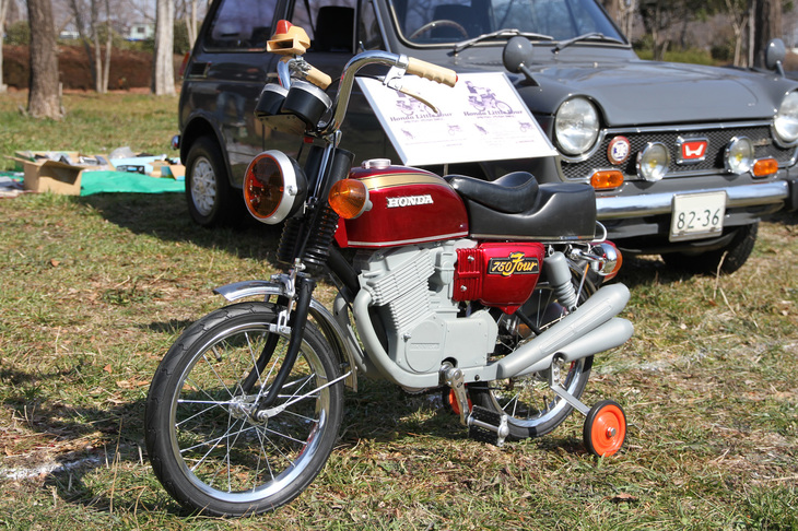 「ホンダ・アクト号」。ナナハンブームを切り開いた「ホンダ・ドリームCB750FOUR」をモチーフにした幼児用自転車だが、本家ホンダ製。やはりホンダが開発してヒットした「ローラースルーGOGO」と同時期、1970年代半ばに発売されたが、高価格（2万円台？）がネックで販売台数は非常に少ないという。海外では「Honda Little Four PB750」（PBはPush Bikeの略）の名で販売された。