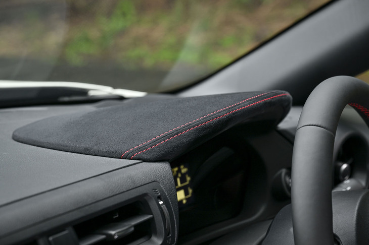 スバルBRZ STI Sport（メーターフード）