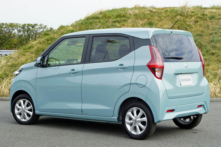 キックアップしたウエストラインやルーフが浮いているように見えるウィンドウ処理が特徴的なリアビュー。