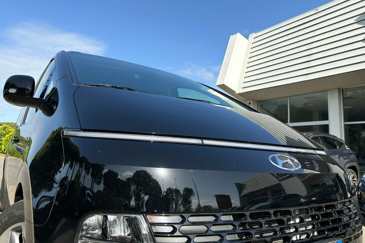 デイタイムランニングランプ「シームレス・ホライゾンランプ」が全幅にわたって走る。イタリア仕様の変速機は2種（6段MTもしくは8段AT）で、9人乗り標準仕様「ワゴン」は、FWDがMTもしくはAT、AWDはAT。7人乗り「ラクシュリー」（FWD／AWD）はATのみ。