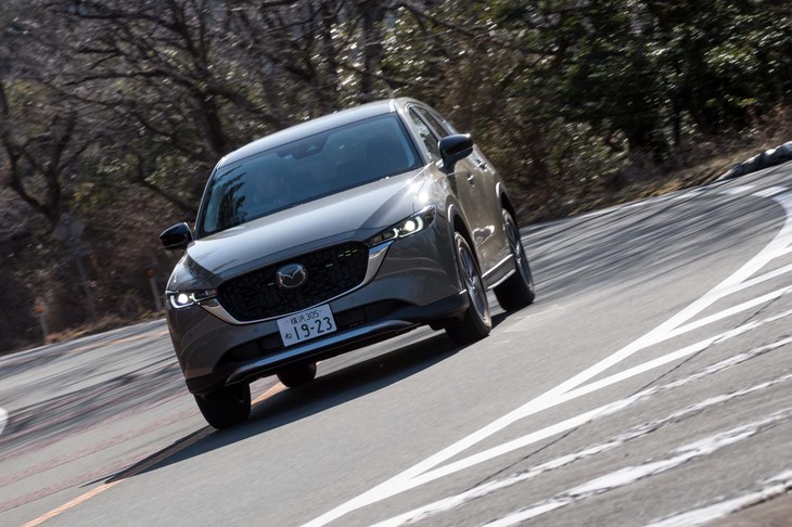 「フィールドジャーニー」の設定と同時に「CX-5」全体の仕様変更も実施された。より人馬一体感を得られるよう、足まわりは設定が変更されている。