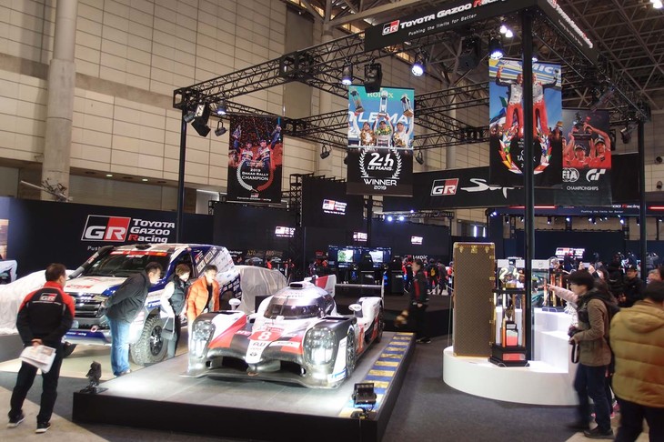 TOYOYA GAZOO Racingブース（トヨタブース）の様子。写真手前は、2019年のルマン24時間レースで優勝した「TS050ハイブリッド」。