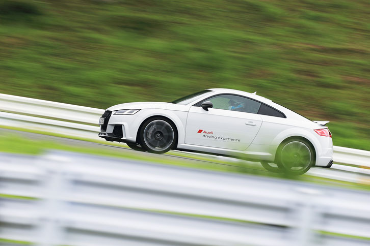 動力性能は0-100km/h加速が3.7秒で、最高速は250km/h（速度リミッター作動）。