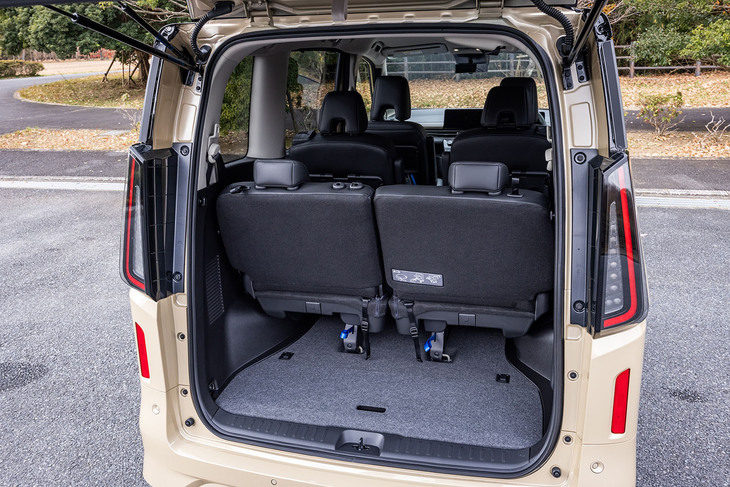 リアにモーターをおさめるために、フロアやサスペンションの形状が専用設計された「セレナe-4ORCE」の室内後部。3列目シート付近のフロアが、明確に盛り上がっていることがわかる。