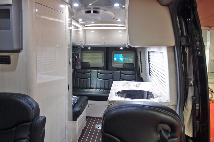 前出「エアストリーム インターステート」のインテリア。高級キャンピングカーにふさわしく、近代的な照明や冷蔵庫、電磁調理器具などが備わる。