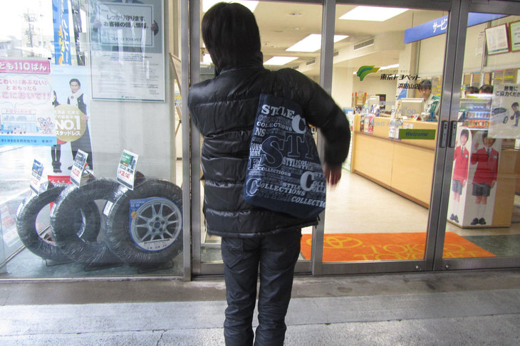 「アクア」発売当日にディーラーに並んだ筆者。