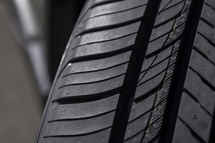 ショルダーブロックの5ピッチデザインによって静粛性を強化。ブロックは高剛性であるのも特徴で、ハンドリング性能向上に寄与している。