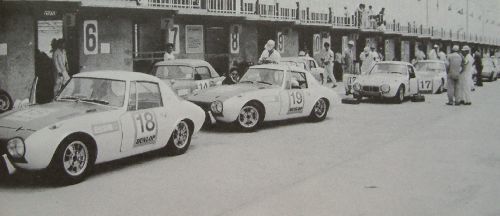 軽量で空力性能にも優れる「トヨタ・スポーツ800」は、運動性能はもちろん燃費にも優れており、特に耐久レースではその長所を生かして活躍した。