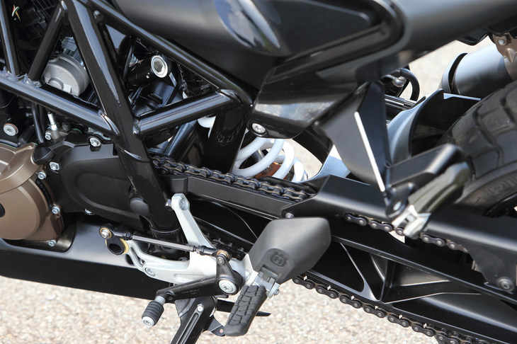 サスペンションは前後ともWP製で、前がφ43mmの倒立フォーク、後ろがリンク式モノショック。ダンパーの伸び縮みや、スプリングのプリロードを調節する機構が備わっている。