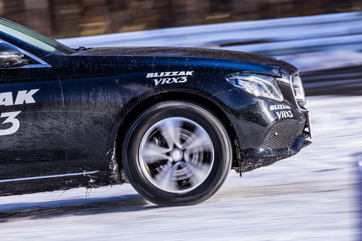 225/55R17サイズの「ブリザックVRX3」が装着された「メルセデス・ベンツE200」の雪上走行シーン。同サイズではセンター部のリブ列が1本多いトレッドパターンが採用されている。
