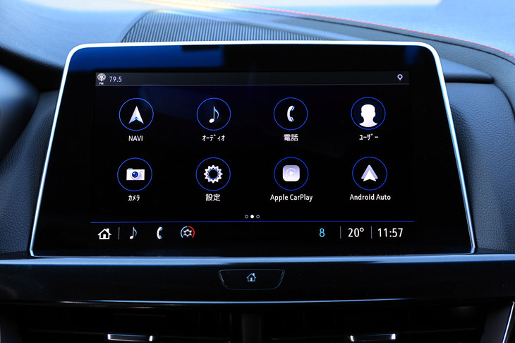インフォテインメントシステム「CUE」の10インチディスプレイ。Bluetooth通信やSMS機能を搭載しており、画面タッチに加えてセンターコンソールのコントローラーでも操作が可能だ。また日本仕様には、常に最新の地図情報をストリーミングできるナビゲーションシステムが標準装備される。