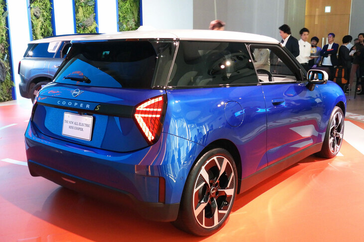 「MINIクーパー3ドア」はエンジン車と電気自動車（写真）とで寸法もデザインも違うので、今回は、会場に展示されていた電気自動車版のみを解説する。