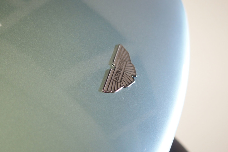 アストンマーティン・ヴァルハラ（フロントエンブレム）