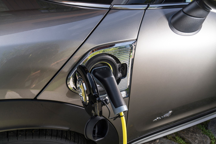 左フロントのフェンダーパネルに設けられた充電口。200V電源に対応しており、7.6kWhのリチウムイオンバッテリーを約3時間でフル充電することができる。