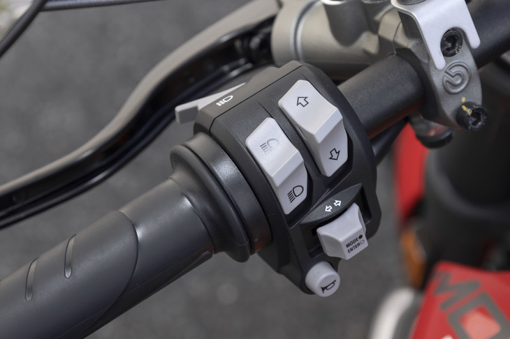 ライディングモードの選択はハンドルに備わるモード切り替えスイッチで操作。操作方法はやや特殊で、スイッチを長押しするとモードが切り替わり、短く押すと各モードのカスタマイズ機能が作動する。