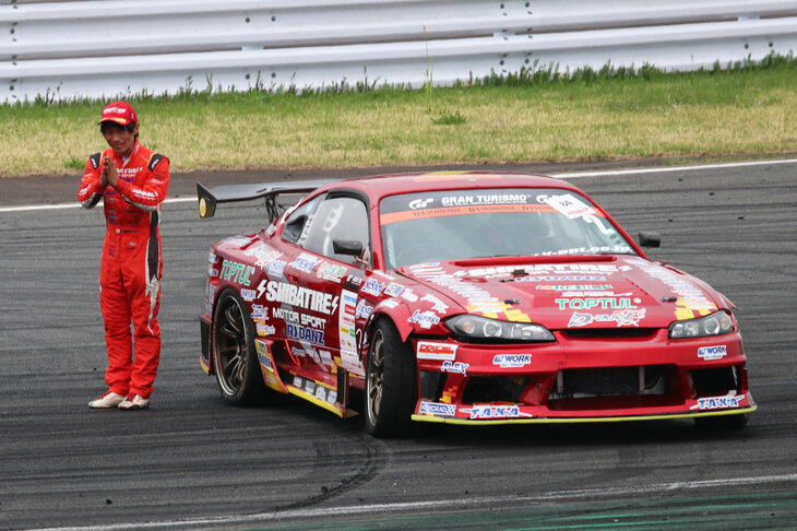 S15「シルビア」横井昌志選手とのバトル中に、接触により走行不能となったS15「シルビア」の田中省己選手は、自身が無事なことを見せつつ、2本目が走れなかったことをファンにわびた。これに対して、観覧者からは温かい拍手が送られていた。