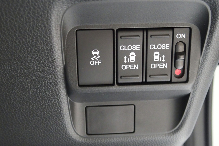 ホンダ・フリード エアーEX（リアドア開閉スイッチ）