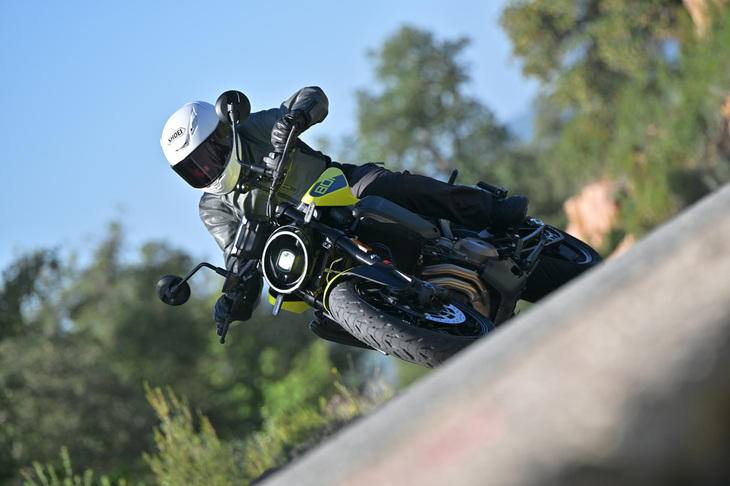 走行中に足まわりから伝わるインフォメーションは豊富で、路面とタイヤ、サスペンションがどういった状態なのかがわかりやすい。おかげで安心してスポーツ走行が楽しめるのだ。