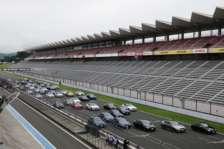 2017年7月15日に開催された第1回イベントに続き、オープニングセレモニーを彩るクルマ文字をBMWクラブジャパンの協力によって作成。ホームストレート上に53台の車両が、左からB、M、Wと読めるように並べられた。